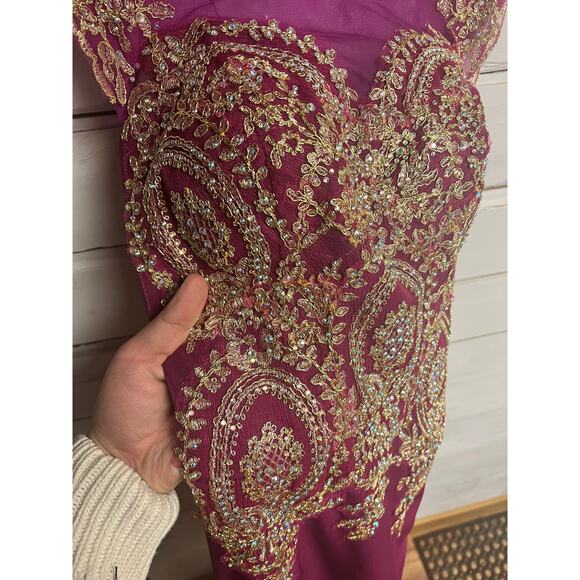 Absolutely Gorgeous Form-Fitting Mermaid Style Evening Gown w/ Gold Embroidery - Picture 3 of 8